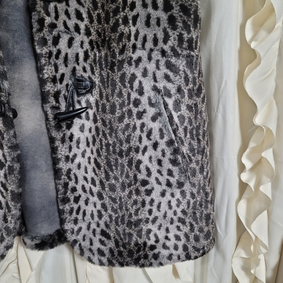 Tasha Polizzi Reversible Faux Fur Vest Large Faux Suede Bone Button Closure - Picture 9 of 11